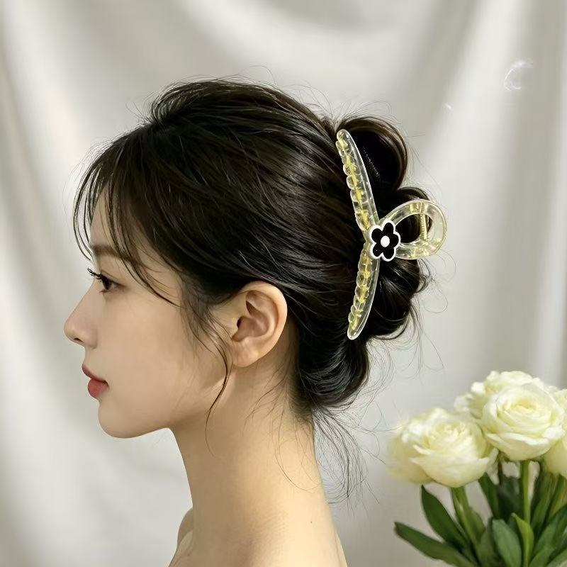 검은 꽃이 있는 투명한 노란색