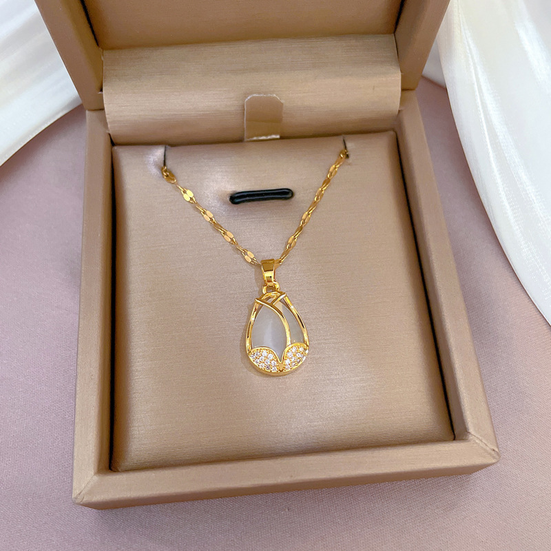 Collier pendentif tulipe opal avec zircon et finition dorée_voghion.com
