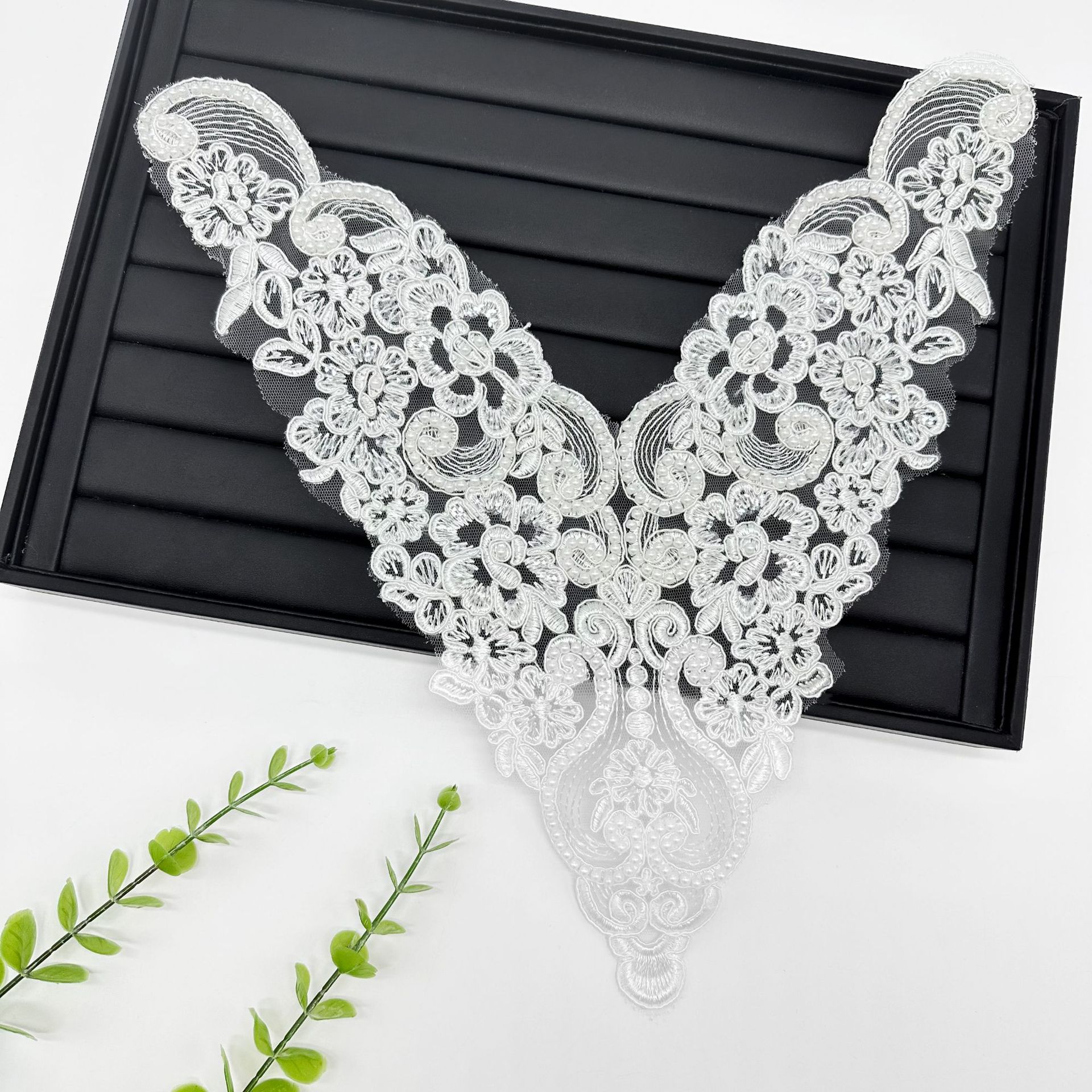 Flores de bordado de sequillas de encaje DIY vestido de novia blanco cuello hueco decoración en el cuello image 4