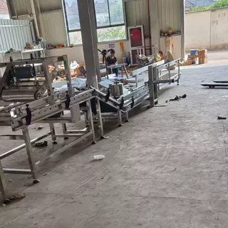 非标定制不锈钢码垛输送机 整形压包 气缸倒包爬坡待待抓取输送机