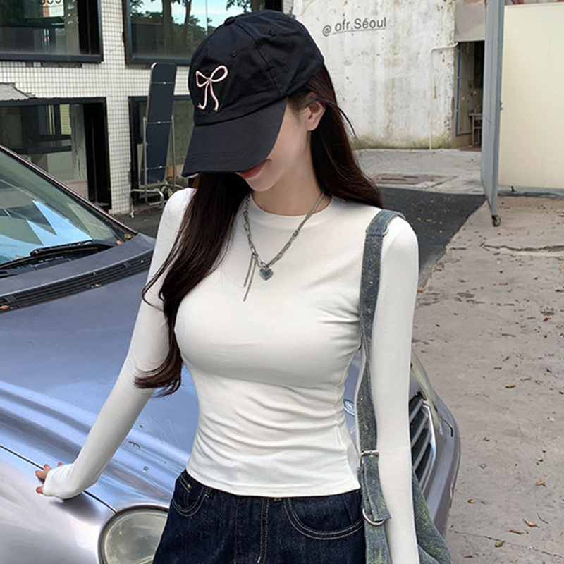 Basic base shirt with regular shoulders, round neck, long sleeves, women's autumn and winter inner wear, slim-fit, flattering, short top for stylish girls
