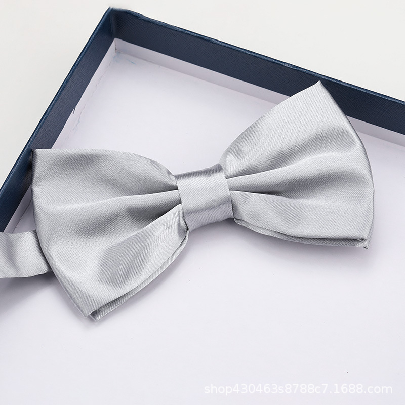 밝은 회색 광택 나비 넥타이