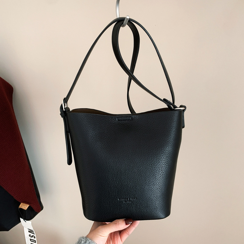 2025 New Casual Simple Large-Capacity Textured Shoulder Crossbody Bag Women's Bag Fashionable Commuter Bucket Bag 2025 New Casual Simple Large-Capacity Textured Shoulder Crossbody Bag Women's Bag Fashionable Commuter Bucket Bag