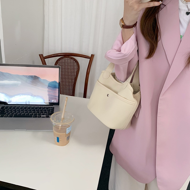 Geantă de mână coreeană Instagram New Basket Bag simplă și la modă din piele moale texturată crossbody găleată bag pentru femei_voghion.com