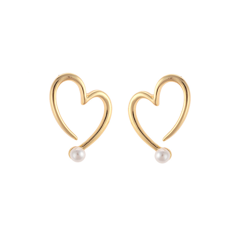 1 Pair Retro Heart Shape Imitation Pearl Alloy Women's Ear Studs display picture 3