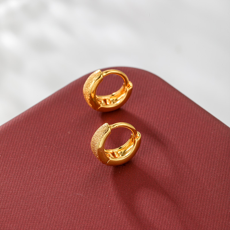 Xuping aleación de moda chapado 24k color esmerilado nicho de diseño simple de alta sensación ligera orejas de lujo personalizadas para mujeres