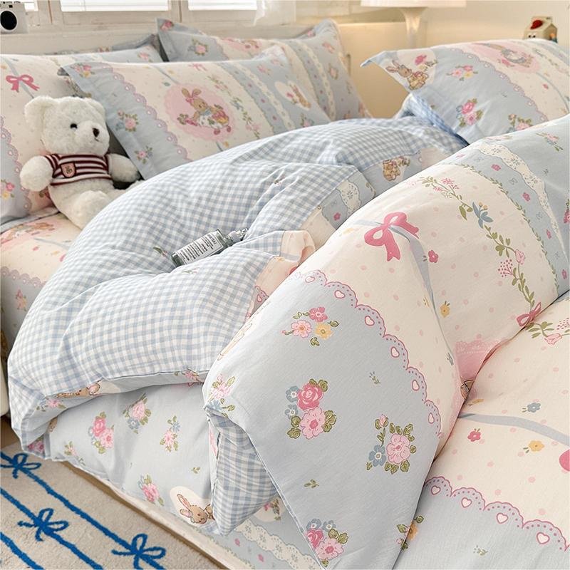 Cama de algodón de dibujos animados juego de cuatro piezas 2025 nuevo verano sábana de algodón edredón juego de tres piezas ropa de cama de dormitorio