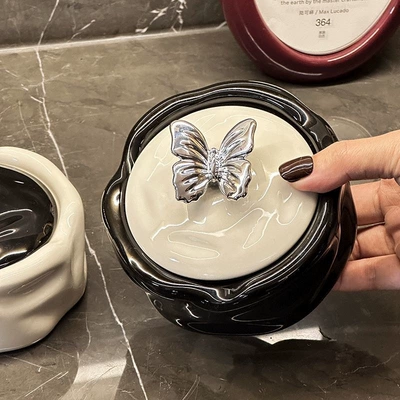 Car ashtray: ash from flying, suitable for home