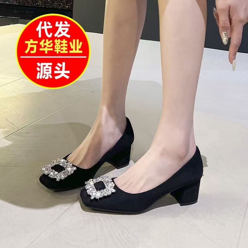 Temperamento francés de alta calidad, botón cuadrado de diamante, zapatos de mujer, 2026 zapatos de tacones altos de verano, zapatos de moda de cabeza cuadrada.