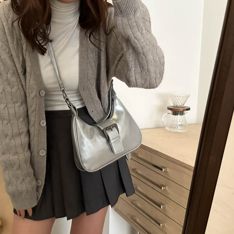 Este año popular 2024 bolso de hombro debajo de la axila mujer gran capacidad hebilla magnética cara suave bolso de bolsas de bolsas de bolsas de bolsas de mujer otoño invierno