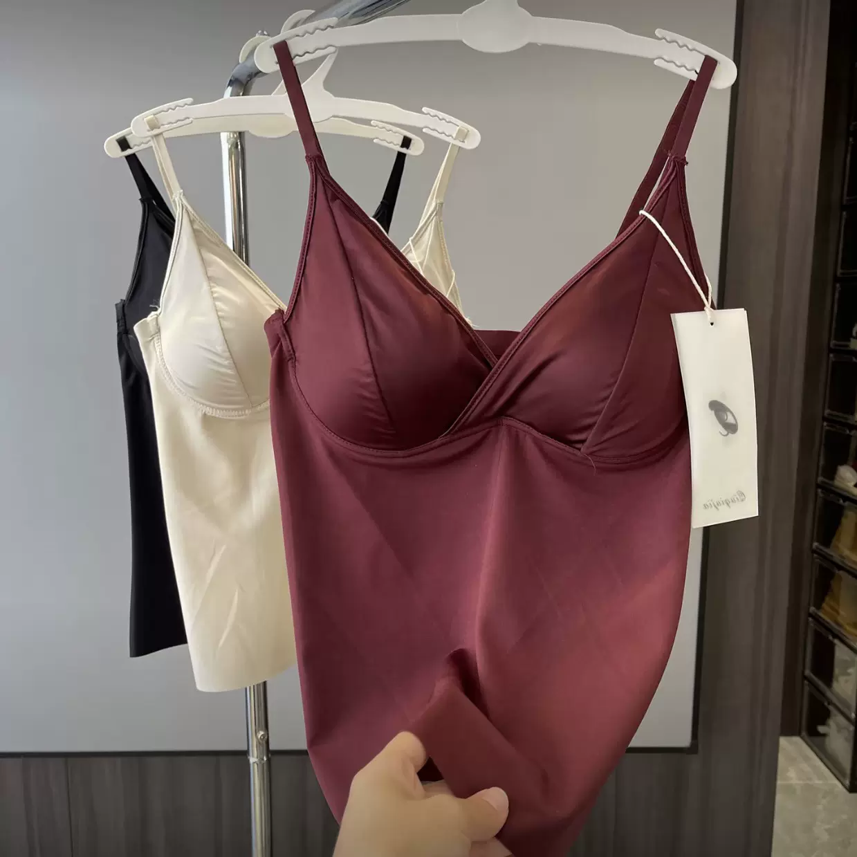 秋冬背心女法式深V聚拢无钢圈缎面吊带大码显瘦无痕女士美背8523