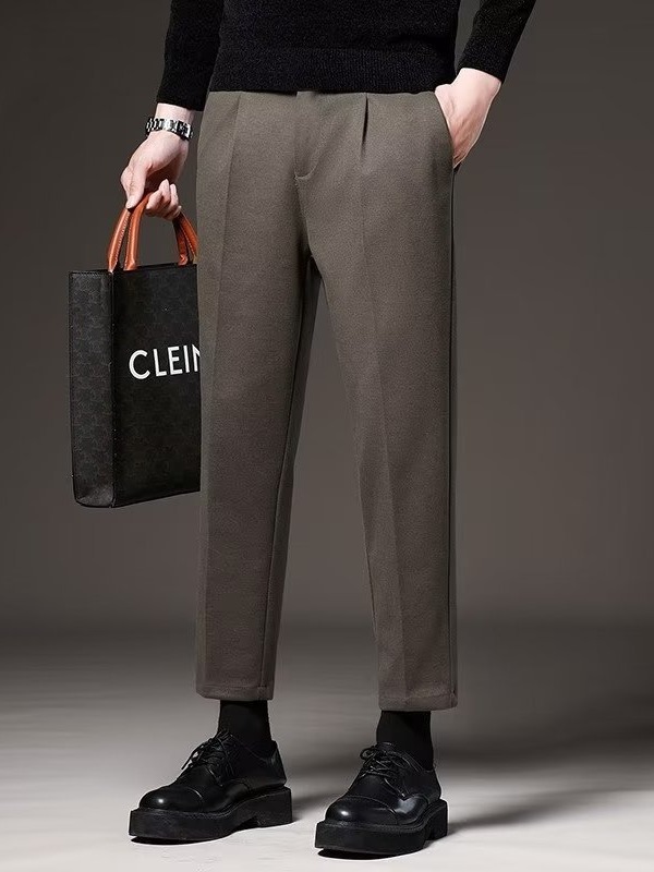 秋冬の新型毛ですね。ズボンの男性は身を修めるズボンです。