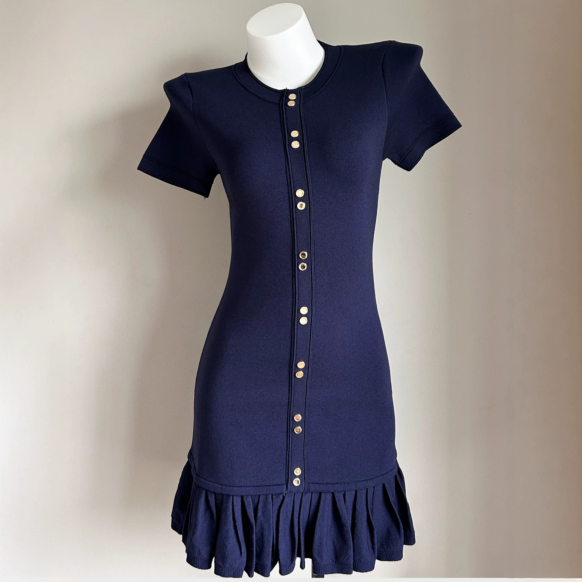 Real photos of a high-quality early autumn new classic knit dress with single-breasted metal buttons, short sleeves, and a pleated hem.