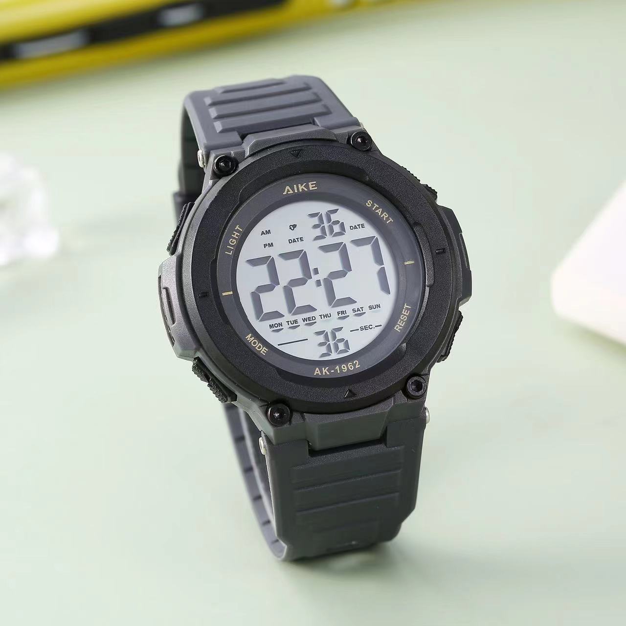 AIKE1962 amor grabado Placa de reloj grande para hombres gran número claro reloj deportivo para hombres modo reloj electrónico hombres