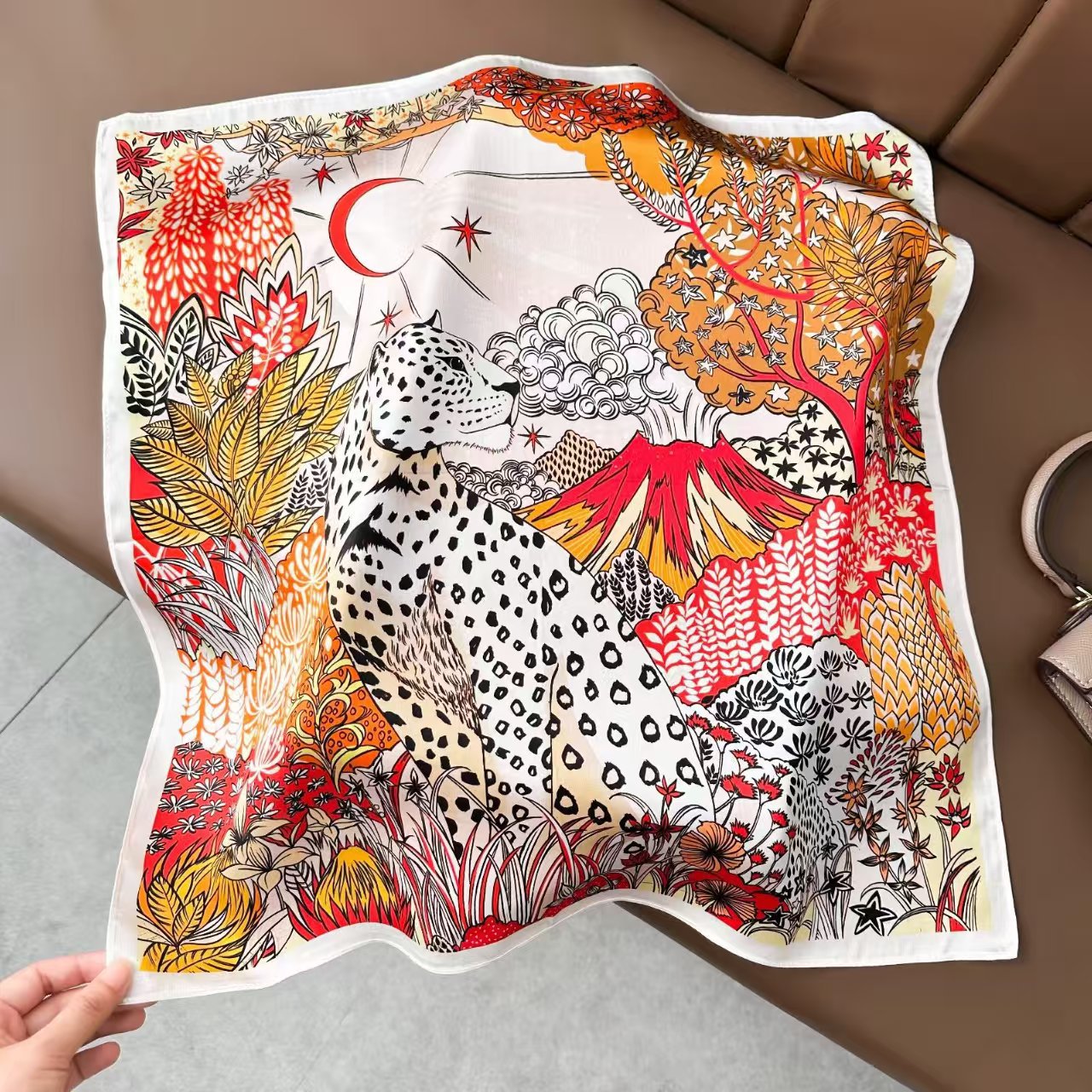 軽い豪華な北欧風の紫色の朝顔の花のプリントの绢糸のスカーフの女性の高級な気質の100% シルクの小さい方のタオル