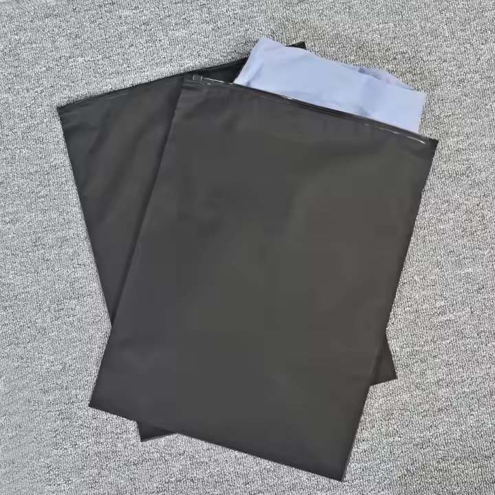 Bolsa de ropa mate CPE auto-sellada, bolsa de cremallera negra esmerilada, bolsa de plástico universal transfronteriza, se puede producir a petición.