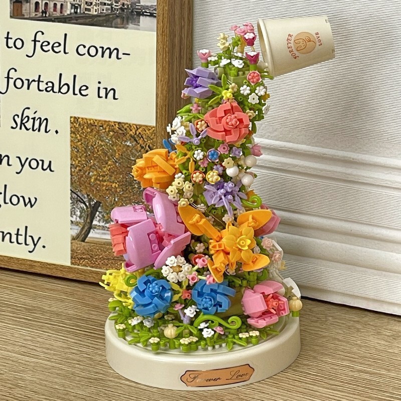 積み木の花がバラのオルゴールを飾っています。|undefined