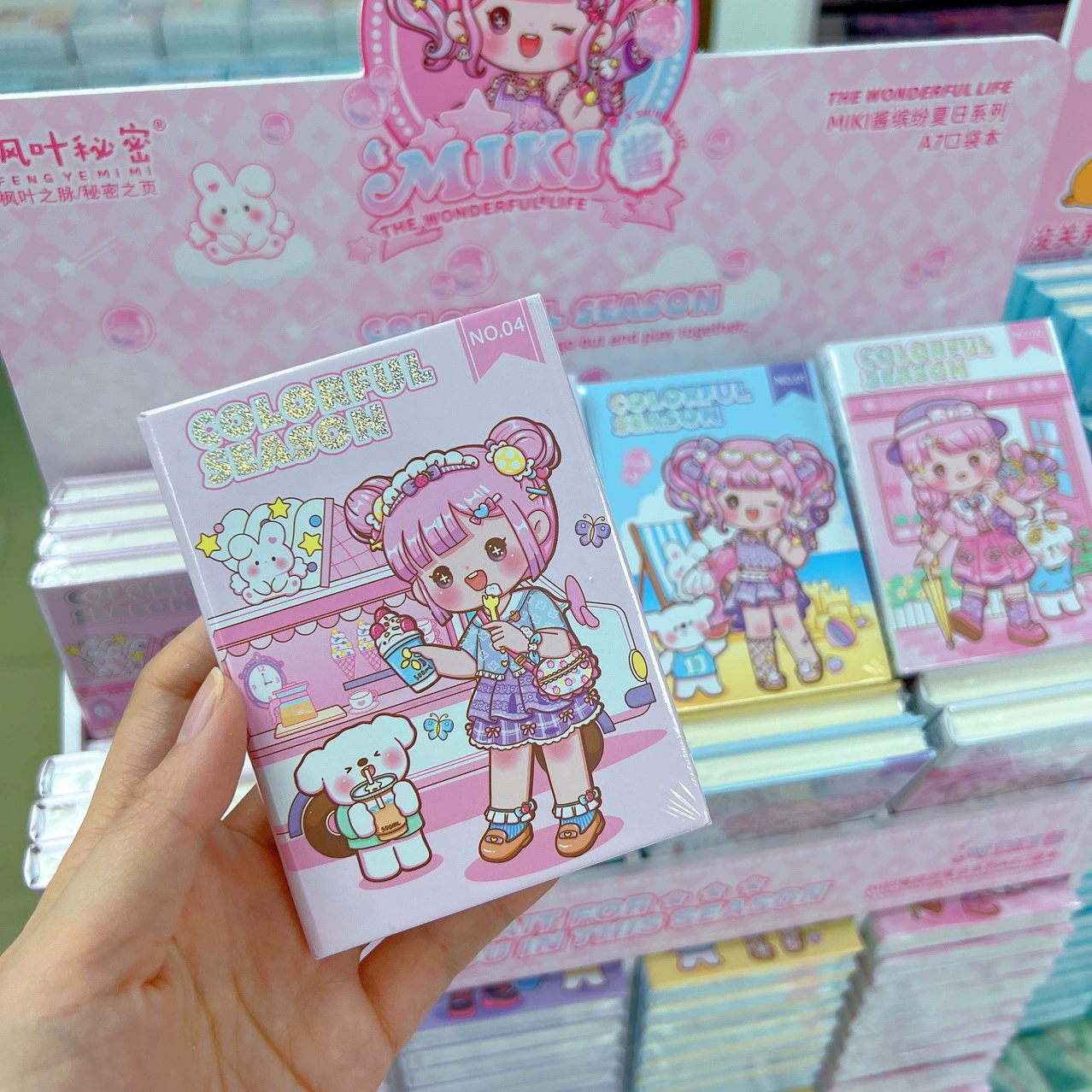 Карикатура может быть оснащена пружинной книгой формата A7 Sanrio Kippi. Карманная маленькая тетрадь студента