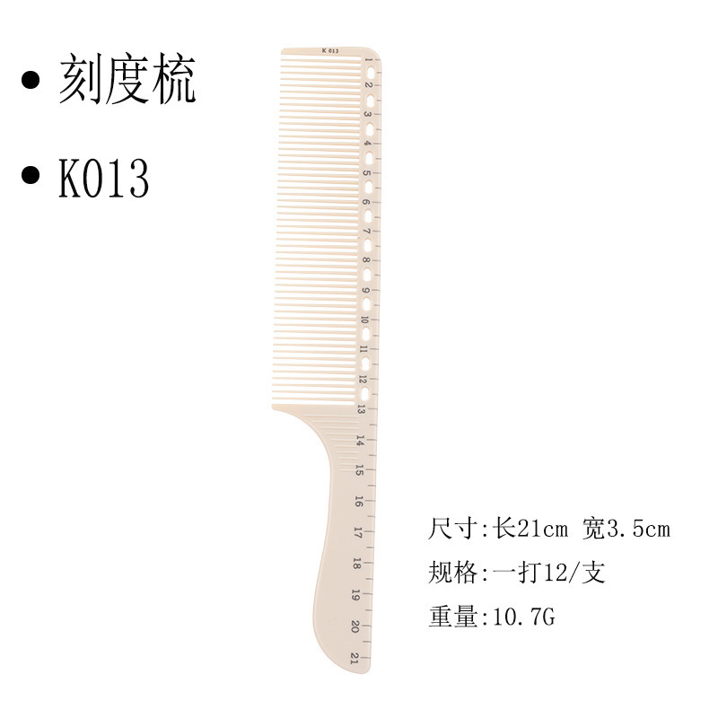 新しい目盛りの櫛の髪のサイズの櫛のスタイリストの専門は髪を切って櫛の女性の髪を櫛します。|undefined