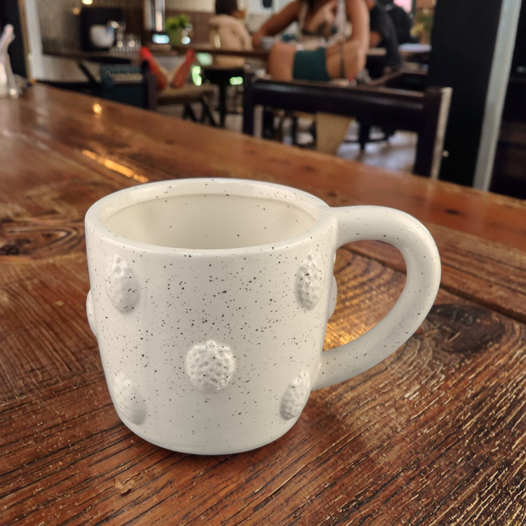 Cerámica creativa en relieve fresas puntos de pulverización tazas de alto valor facial inswind cerámica tazas hechas a mano artesanías de cerámica