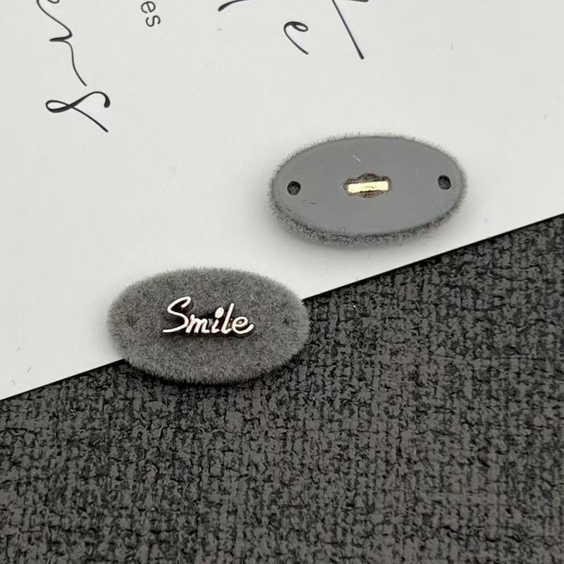 灰色系树脂组合纽扣标牌字母蝴蝶结小狗安心商标植绒针织衣标辅料|undefined