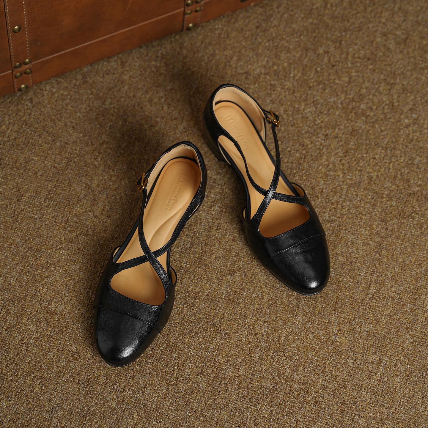 Giày sandal cao gót nữ quai ngang mũi nhọn da dê, gót vuông ổn định — đen