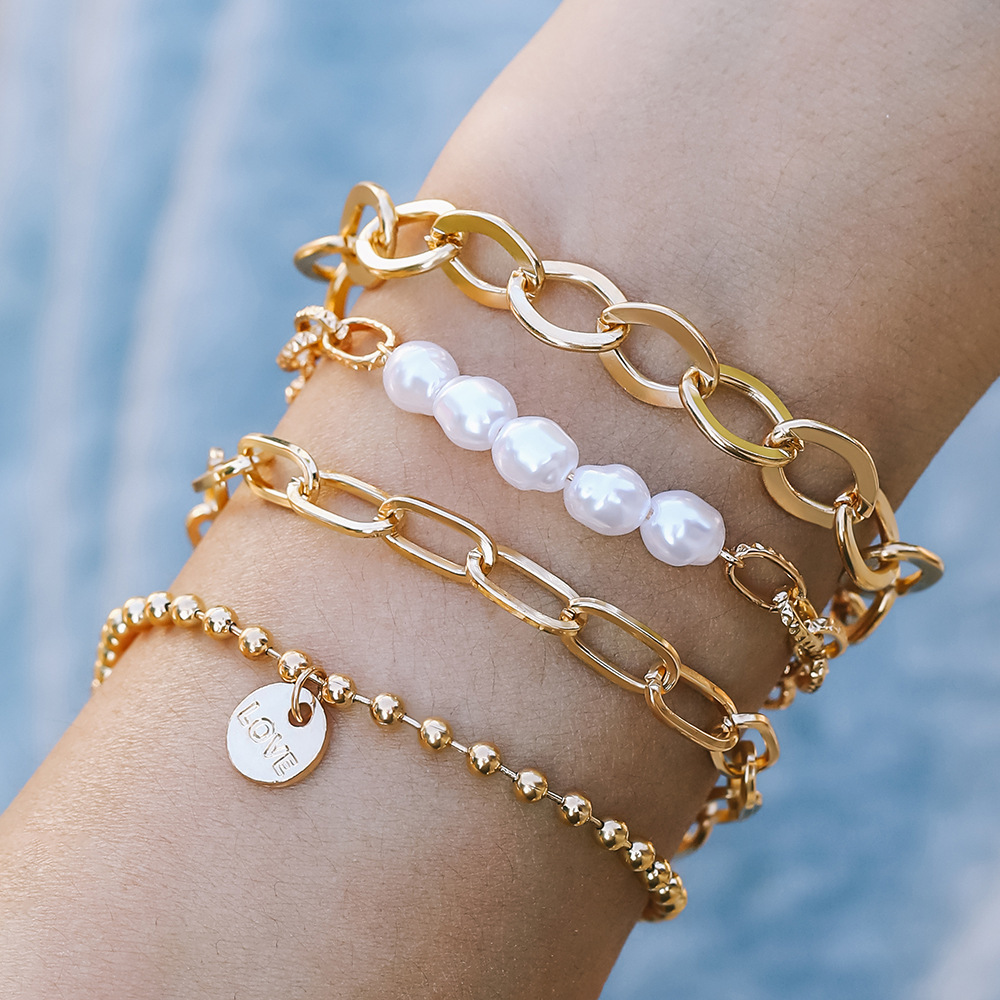 Bracciale di perle con ciondolo lettera love e catena spessa_voghion.com