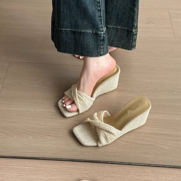 Zapatillas de tejido retro francesas para mujeres 2026 nueva moda de verano, pistas de moda versátiles, zapatillas frías con falda.