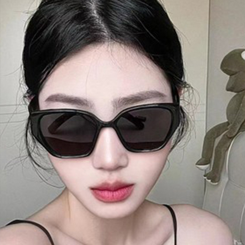 Gafas de sol de las mujeres cara redonda Dalian nueva uv-prueba de alto grado ins bisagra de metal cara llana red mágica sol rojo