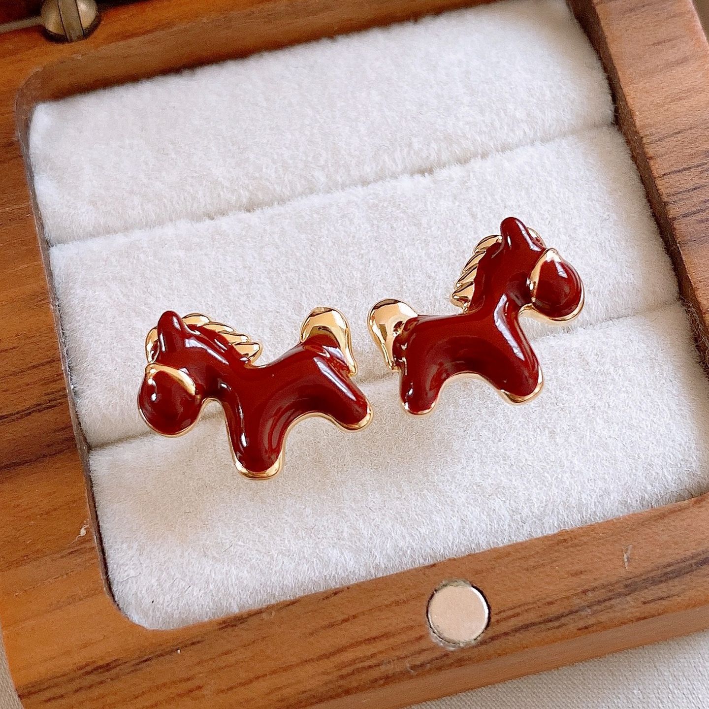 Oro verdadero eléctrico galvanis colgante de piedra pony pendientes collar ligero lujo nicho universal conjunto temperamento alta sensación de joyería mujer
