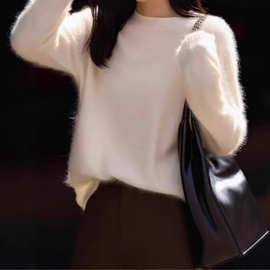 白色无缝时尚针织毛衣女2025冬季新款高级感气质套头外穿打底上衣