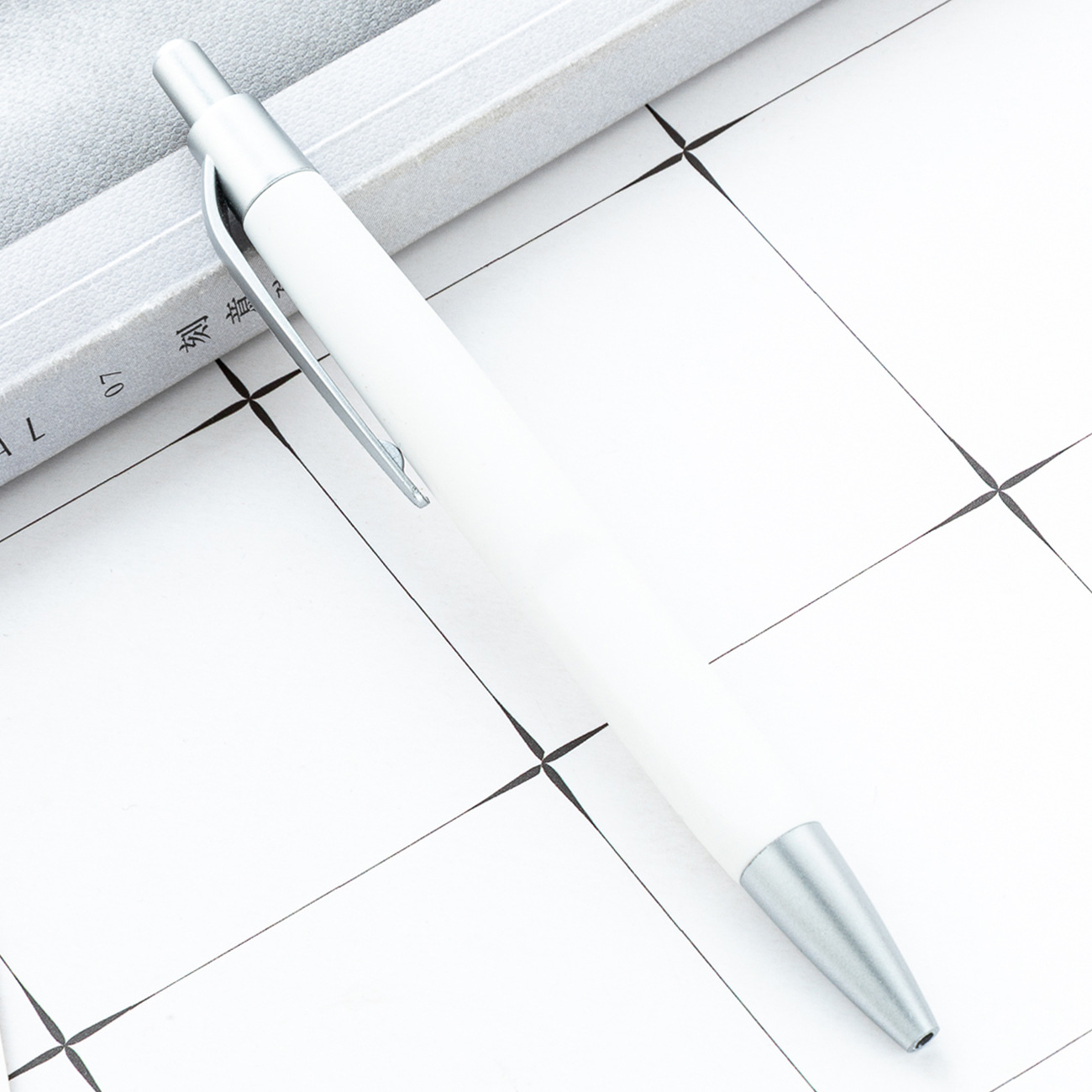 Bolígrafo de bolas de color se puede imprimir logotipo de regalo de estudiantes bolígrafo de publicidad de presión de negocios hotel de reunión bolígrafo de plástico