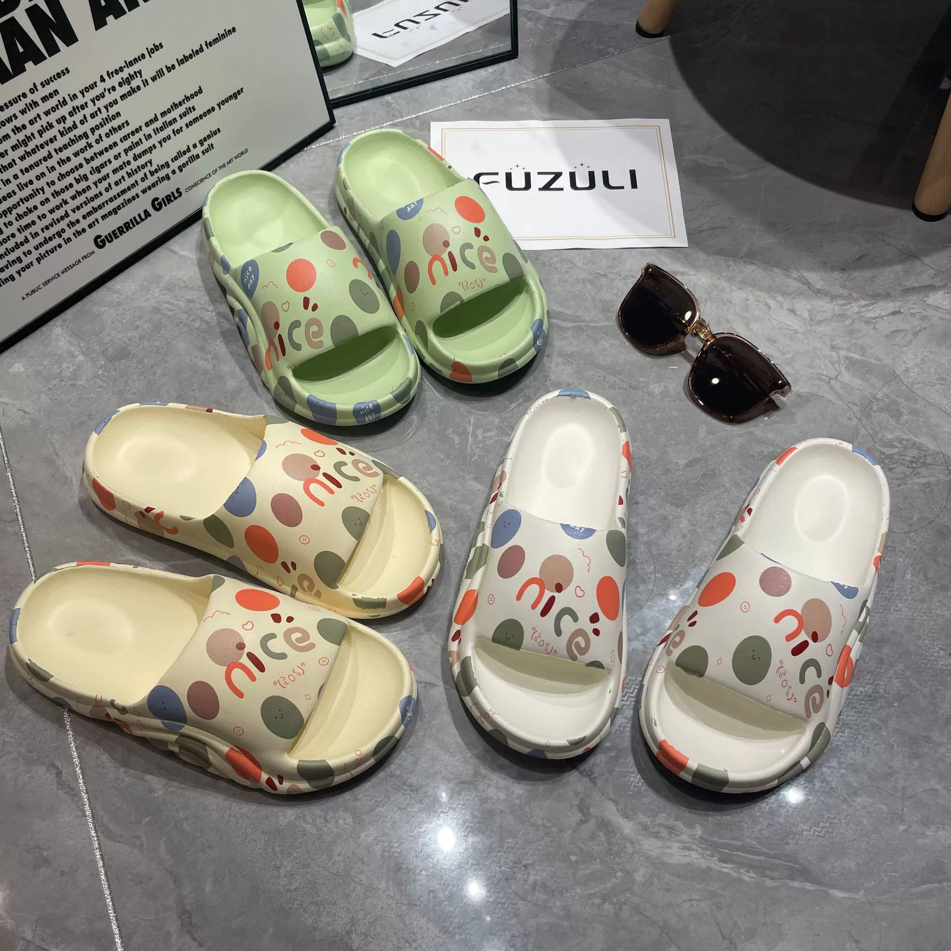 卡通印花涂鸦拖鞋女夏季新款凉拖男女同款家居浴室家用踩屎感凉拖