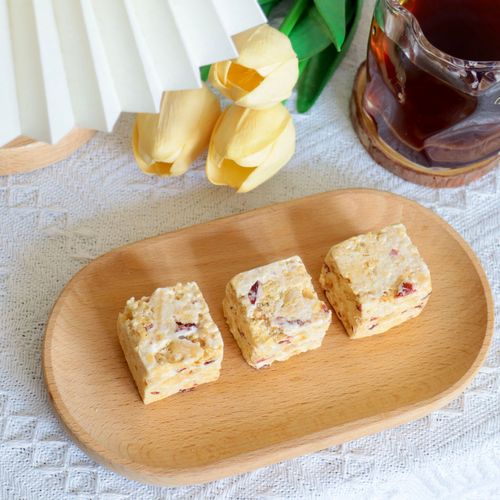 Sweet and Crispy Vinegarberry Nougat Sandwich Cookies Original Milk Frosting Snowflake Crispies Biscuits Internet Famous Leisure Snacks Bulk Wholesale
