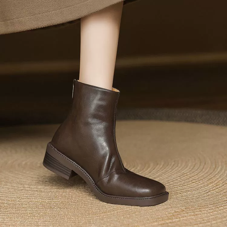 Leather ankle boots, side zipper, lambswool lining, rubber sole, sizes 34–39