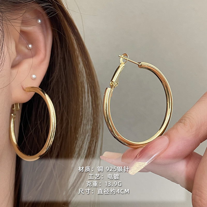 2025 nuevo estilo verano de moda anillo plateado círculo negro círculo fino temperamento europeo y americano aretes dorados de todo fósforo