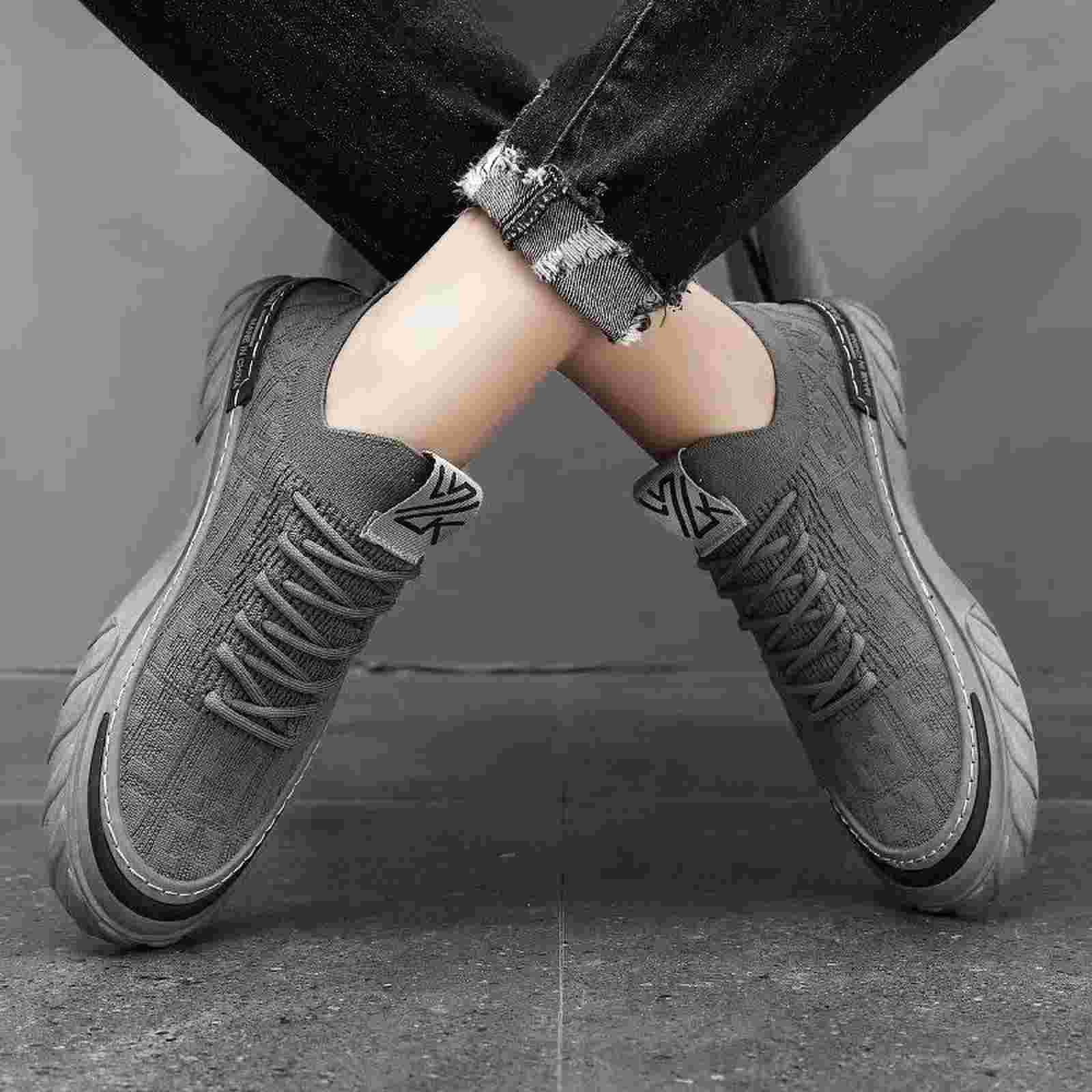 Nuevos zapatos de hombre de tela volante, zapatos de un solo pedazo de malla transpirables coreanos simples y cómodos zapatos de hombre al por mayor