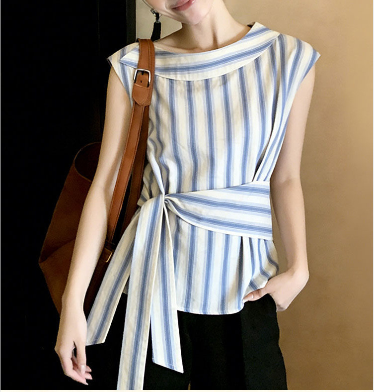 Áo vest không tay nữ thiết kế lệch vai sọc xanh trắng, dây buộc thắt lưng, dáng rộng suông — Sọc xanh trắng chi tiết 1