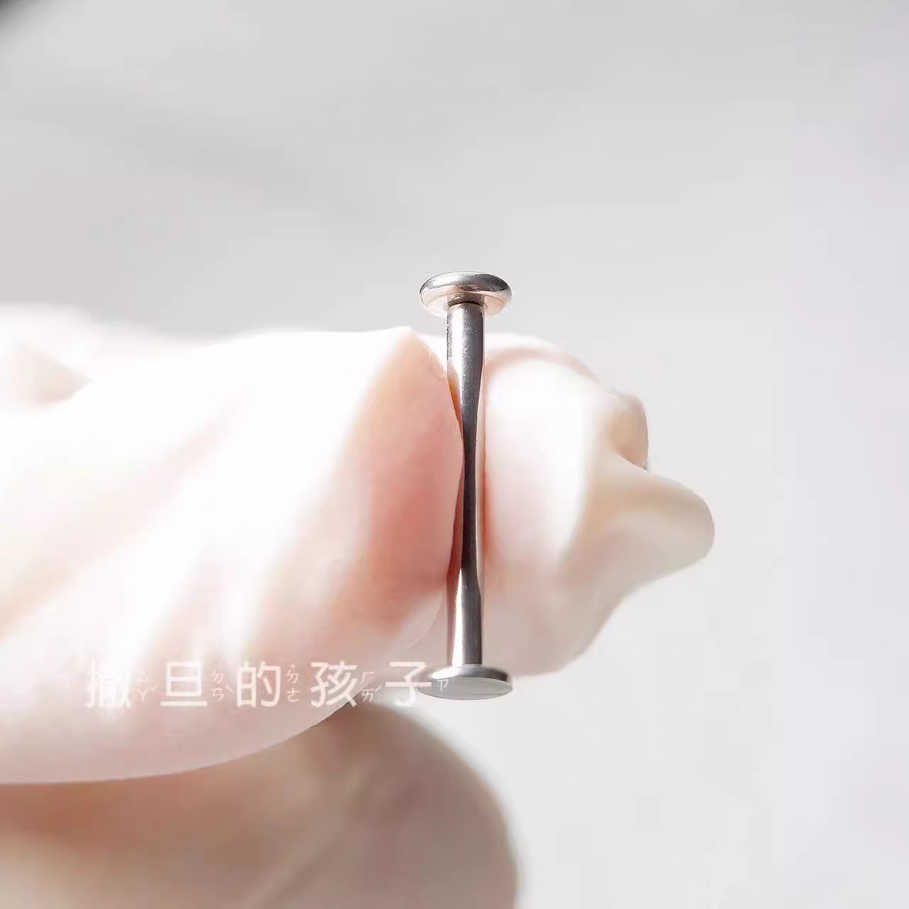 16G labret stud size and finish detail