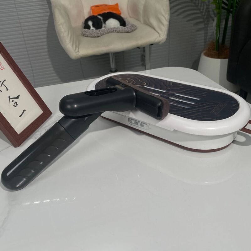 手持ちの噴水の小さいモップを持って、テーブルの上ですぐに拭いてください。|undefined