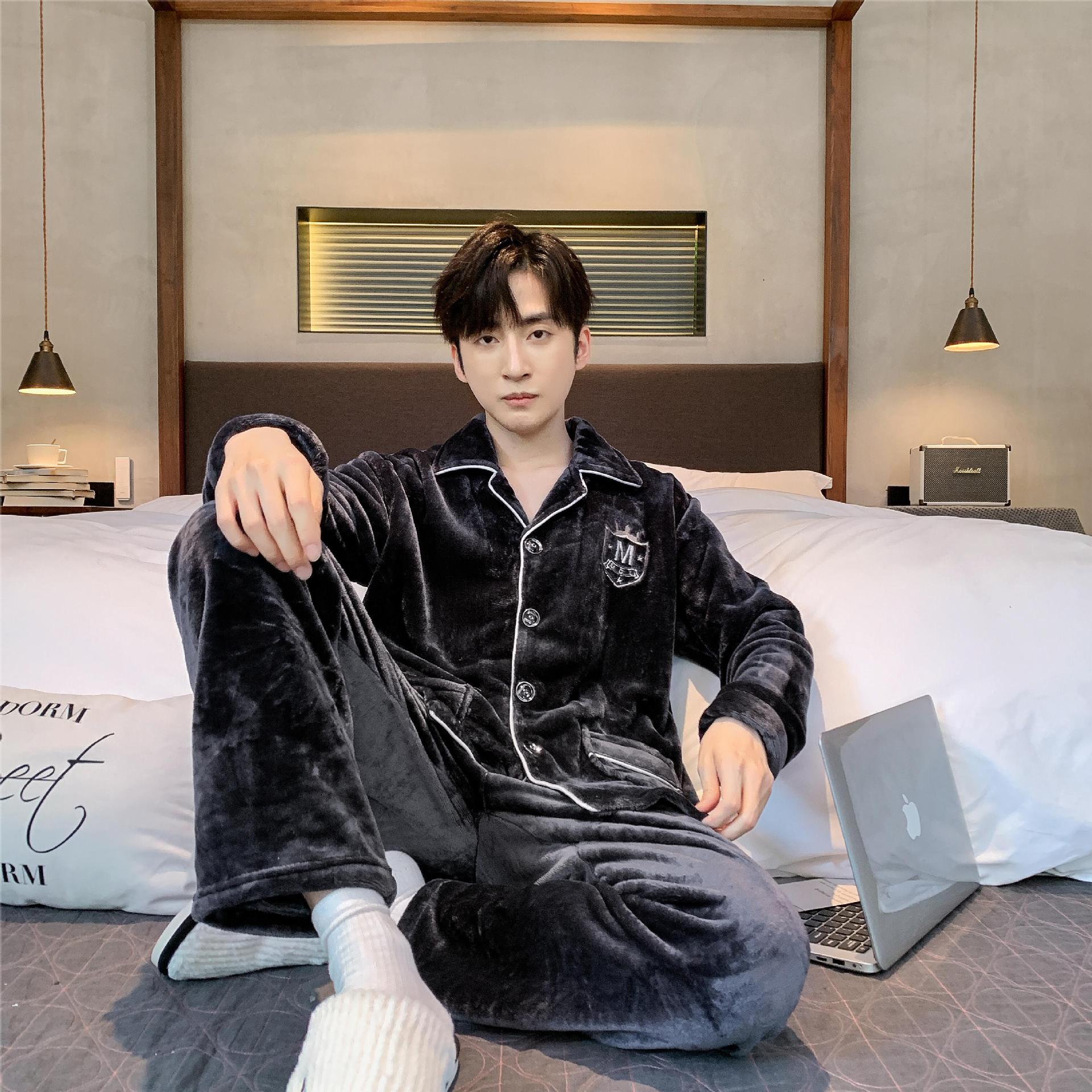 Los hombres de otoño e invierno pijamas al por mayor de franela de manga larga cardigan solapa desgaste del hogar 667 traje de pijama de los hombres