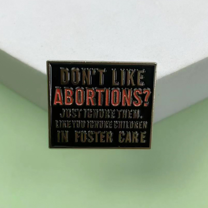 Broche geométrico de letras inglesas transfronterizas, ropa de moda personalizada, decoración de mochilas, accesorios, insignias de metal