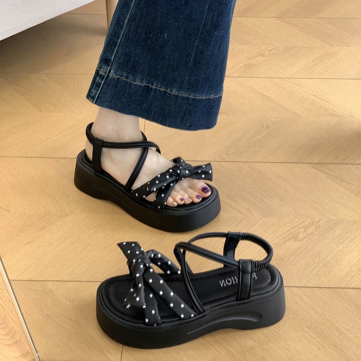 Suave onda francesa arco sandalias de dedos desnudos para mujeres 2026 nueva primavera y verano aumento de suela gruesa zapatos casuales antideslizantes