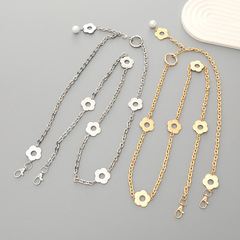 Hot-selling plum blossom crossbody chain, metal chain flower phone lanyard, phone case charm pendant, high-end wearable lanyard.