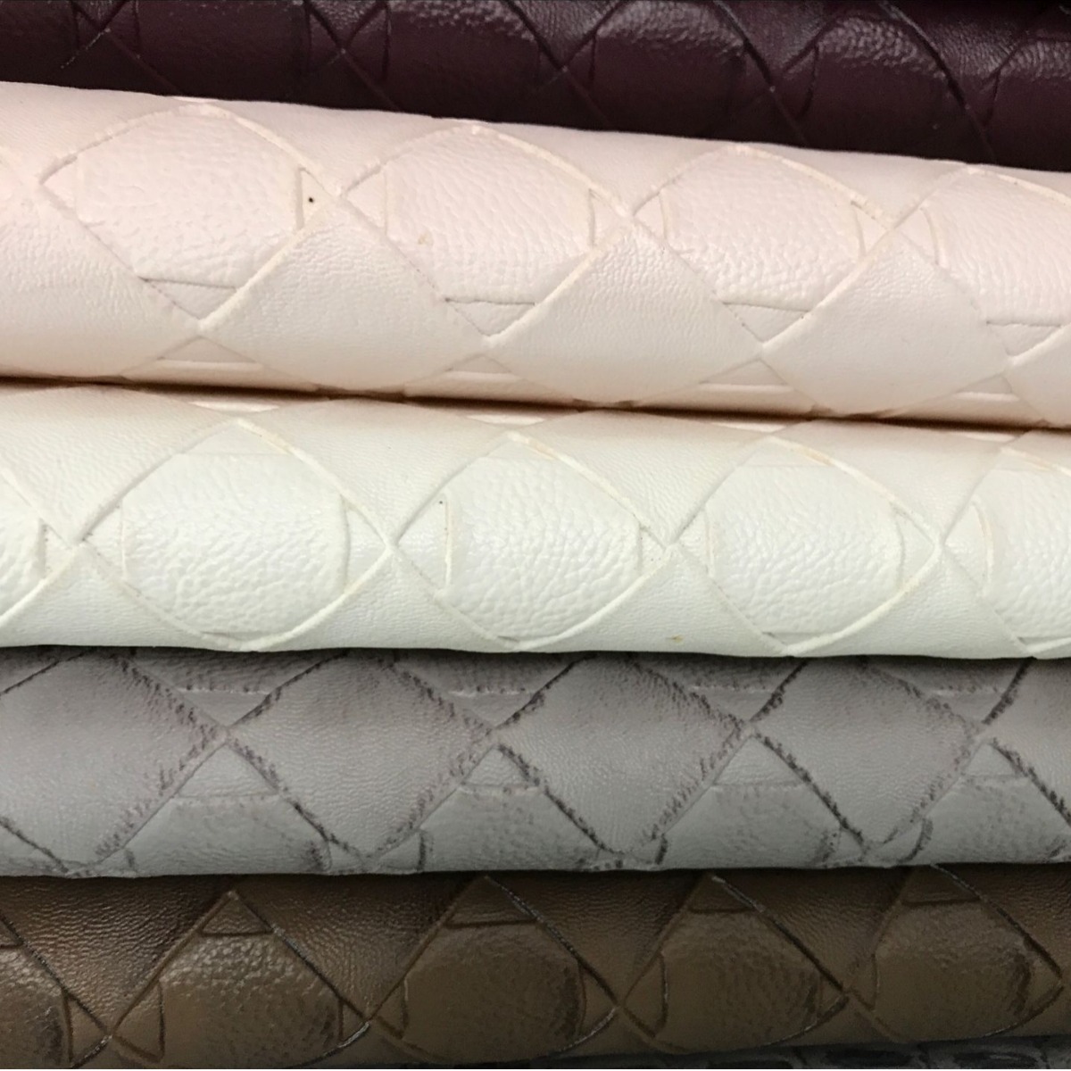 镭射亮面几何菱格PVC皮革面料 镭射几何菱格皮革材料