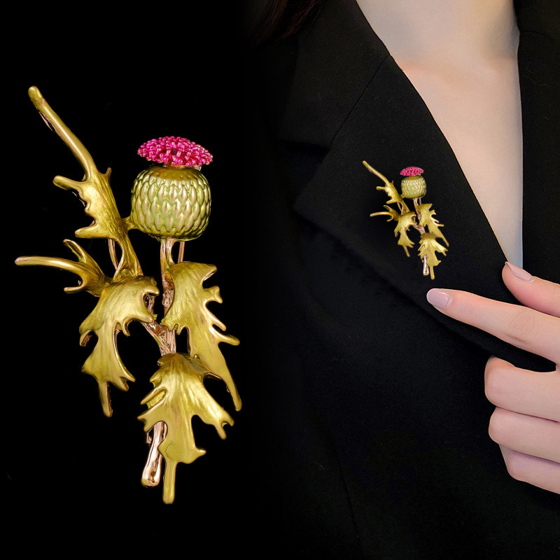 High-end creative enamel green primrose brooch, versatile and elegant alloy brooch, coat and suit decoration pin, wholesale