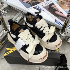 檀健次同モデルのキャンバス靴女性2023春タイプの口を開けて松餅の厚い底を笑います。