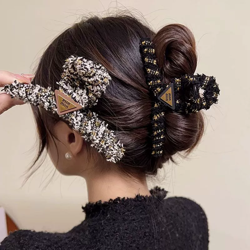 Заколка-краб с буквой, в стиле Chanel, заколка для волос «краб», твидовый эффект, чёрная/бежевая