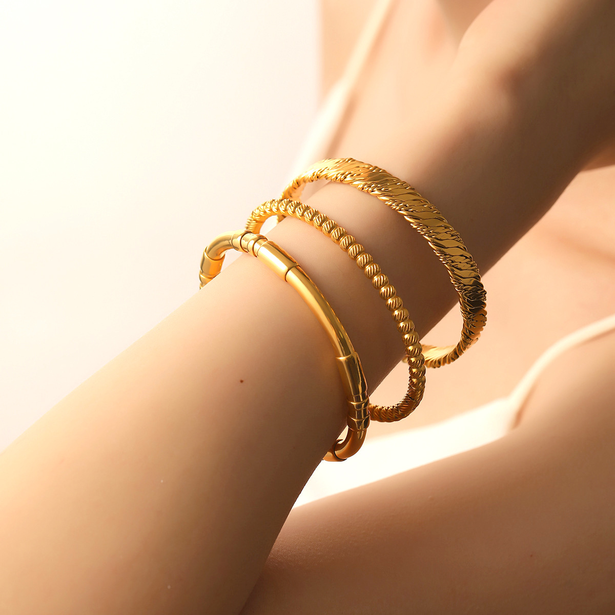 Wenjian venta caliente transfronteriza pulsera abierta con patrón de martillo, acero de titanio, pulsera en forma de C que no se desvanece, sensación hueca de alto nivel, retro versátil