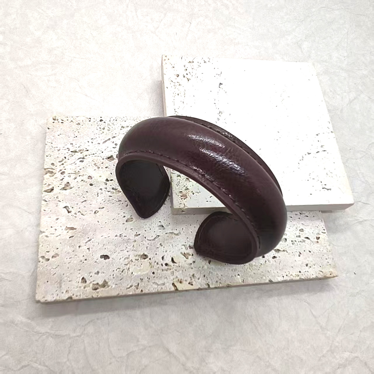 革の極めてシンプルなオープンブレスレット